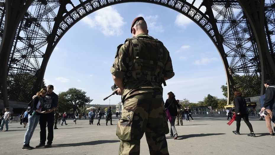 Militar patrulla en torre Eiffel en Paris